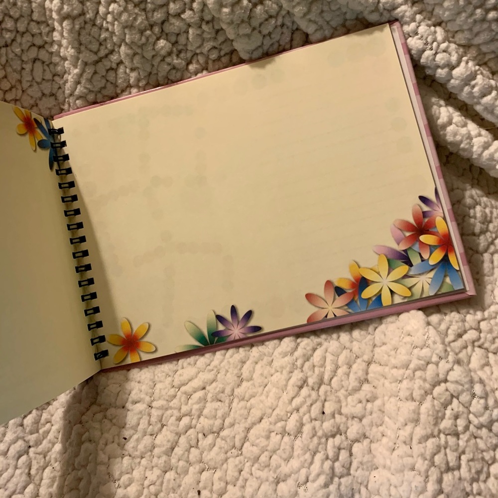 Never Used!! Scholastic Mini Scrapbook - Picture 6 of 7